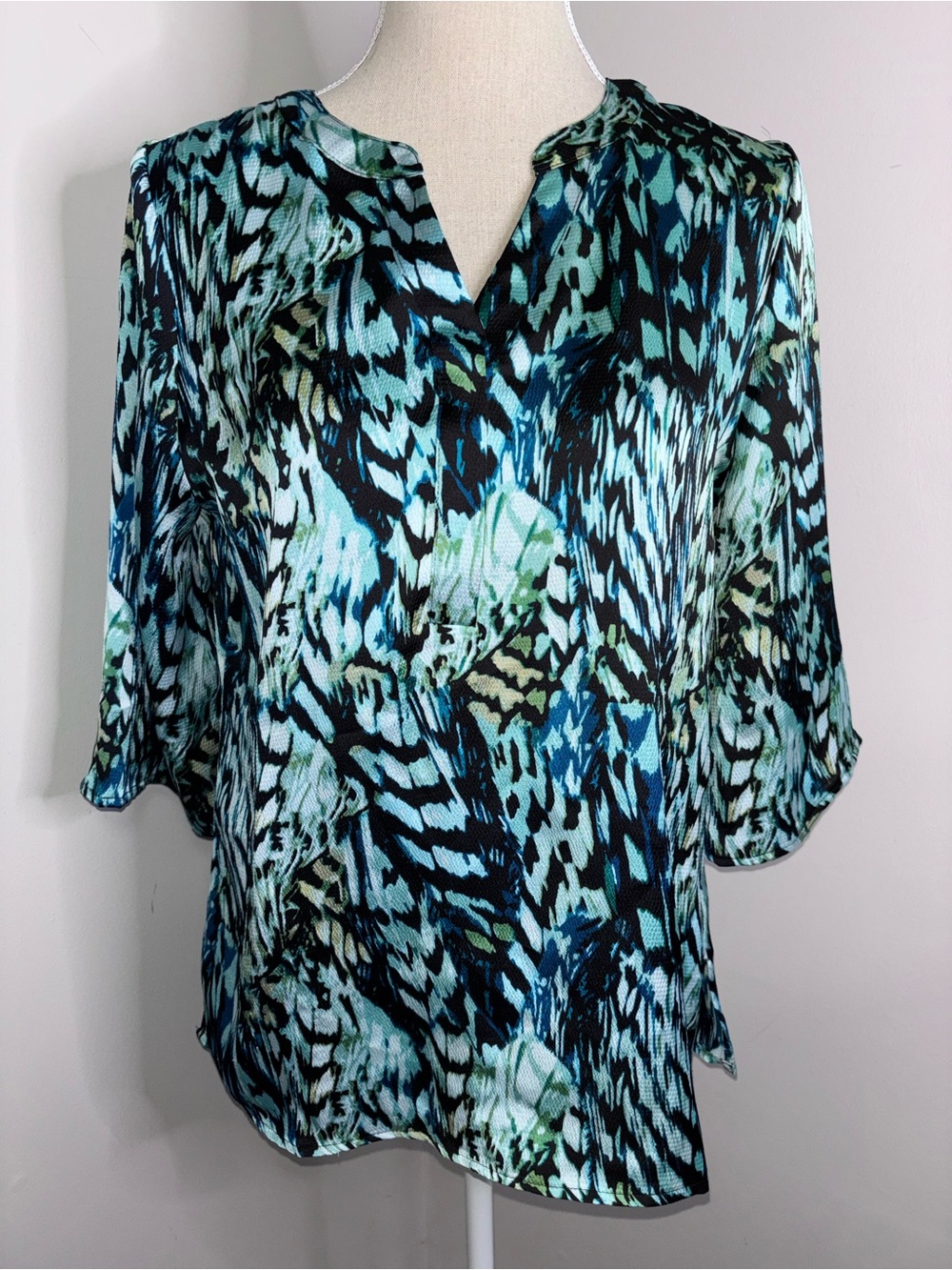 Chico's 3/4 bell sleeve loose butterfly wing print blue green Vneck top 1 Medium